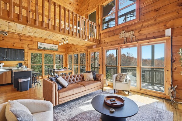 Living area - Moose Tracks ~ Views ~ Hot Tub (Cherry Log)