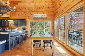 Dining - Best views in Cherry Log, Putting Green, Hot Tub (Cherry Log)
