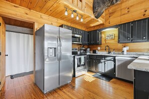 ثلاجة، ميكروويف، فرن، موقد طهي مسطح