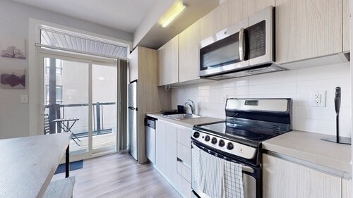 Vibrant & Modern Downtown Condo with Balcony