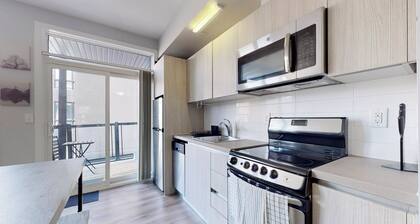 Vibrant & Modern Downtown Condo with Balcony