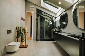 Shower, hair dryer, towels, soap - The Amalfi Glass Sanctuary – LA’ Riviera Coast (Los Angeles)