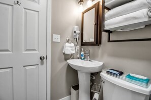 Haartrockner, Handtücher, Seife, Toilettenpapier