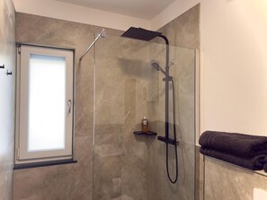 Shower, hair dryer, towels - Apartment in the Grafschaft with Shared Terrace, Private Garden, and Wi-Fi (Gelsdorf)