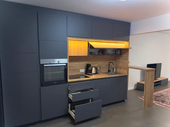 ثلاجة، فرن، موقد طهي مسطح، غسالة أطباق