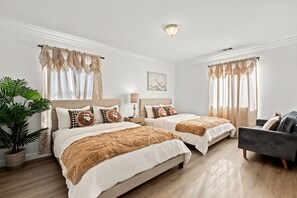 6 bedrooms, Internet - Big&Bright Home near Airport/6BR4BA /10Beds/Quiet (Corona)