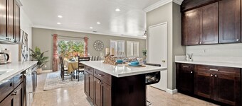 Big&Bright Home near Airport/6BR4BA /10Beds/Quiet