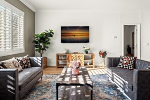 Living area - Big&Bright Home near Airport/6BR4BA /10Beds/Quiet (Corona)