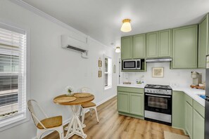 雪櫃、微波爐、焗爐、洗碗機