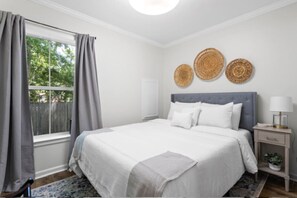 Een bureau, een strijkplank/strijkijzer, gratis wifi, beddengoed