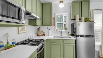 Kylskåp, mikrovågsugn, ugn och diskmaskin