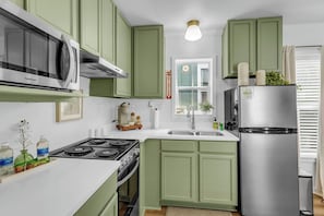 ثلاجة، ميكروويف، فرن، غسالة أطباق