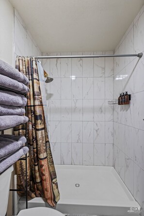 Towels, soap, shampoo, toilet paper - Teton Cabin with Loft (Soldotna)