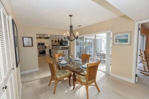Dining - Private Pool, Boating dock, on Canal to Charlotte Harbor and Gulf, Close to beaches and activities (Port Charlotte)