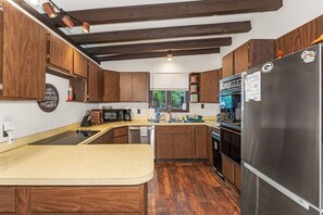 ثلاجة، ميكروويف، فرن، موقد طهي مسطح