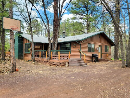 The Ohana Lodge - Rustic Log Cabin in Pinetop Country Club w/Deck, BBQ & B-Ball