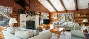 The Ohana Lodge - Rustic Log Cabin in Pinetop Country Club w/Deck, BBQ & B-Ball