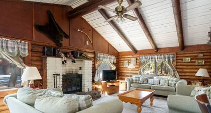 The Ohana Lodge - Rustic Log Cabin in Pinetop Country Club w/Deck, BBQ & B-Ball