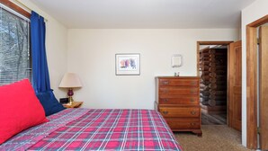 3 bedrooms, iron/ironing board, travel cot, free WiFi - The Ohana Lodge - Rustic Log Cabin in Pinetop Country Club w/Deck, BBQ & B-Ball (Pinetop Country Club)