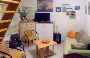 TV - Beautiful home in Bol (Bol)