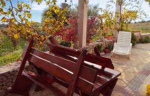 Property grounds - Beautiful home in Bol (Bol)