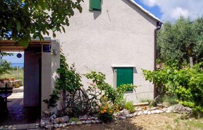 Property grounds - Beautiful home in Bol (Bol)