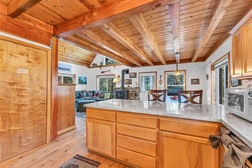 Mountain Retreat Near Ski Resorts and Lake