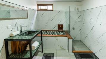 Serviettes fournies, savon, papier toilette