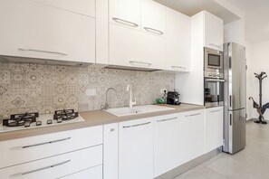 Réfrigérateur, micro-ondes, four, plaque de cuisson