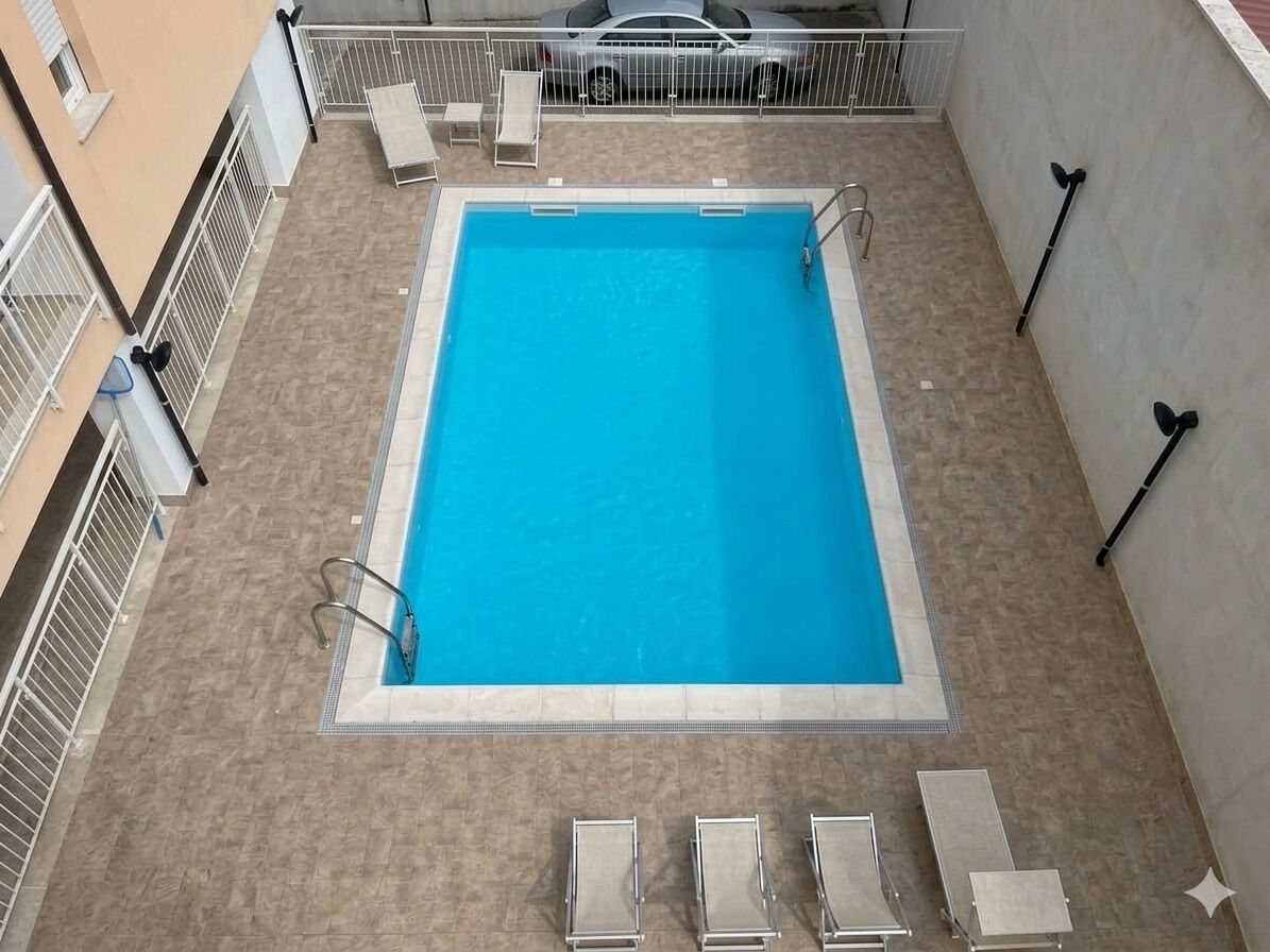 Una piscina al aire libre