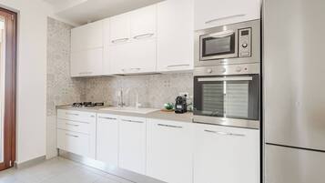 Kühlschrank, Mikrowelle, Ofen, Herdplatte