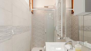 Dusche, Haartrockner, Bidet, HandtĂŒcher