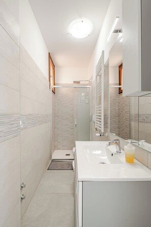 Douche, sèche-cheveux, bidet, serviettes fournies