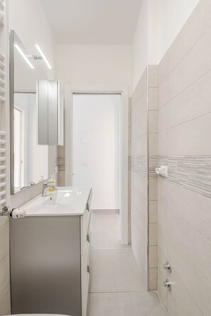 Douche, sèche-cheveux, bidet, serviettes fournies