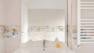 Dusche, Haartrockner, Bidet, HandtĂŒcher