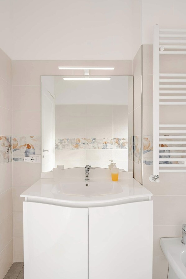 Douche, sèche-cheveux, bidet, serviettes fournies