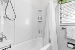 Shower, hair dryer, towels, soap - Dockside Oasis in Cape Coral (Cape Coral)