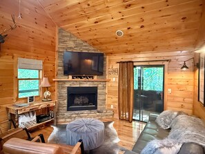 Smart TV, fireplace, DVD player, books - A Sweet Retreat in the Blue Ridge Mountains (Blue Ridge)