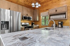 Fridge, microwave, oven, stovetop - A Sweet Retreat in the Blue Ridge Mountains (Blue Ridge)
