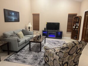 Una Smart TV, una chimenea, una mesa de tenis de mesa, libros