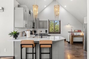 ثلاجة، ميكروويف، فرن، موقد طهي مسطح