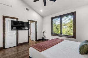 4 slaapkamers, een bureau, een strijkplank/strijkijzer, reisbedje