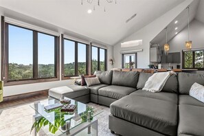 تلفزيون ذكي، مدفأة، تنس طاولة