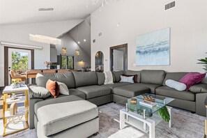 Smart TV, fireplace, table tennis - Hope's Hill Country Retreat W/ 6prs Hot Tub (Spicewood)