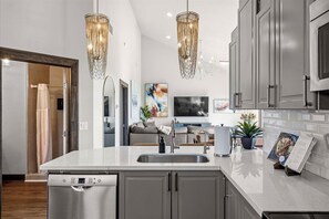 ثلاجة، ميكروويف، فرن، موقد طهي مسطح