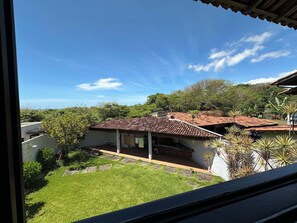 Comfort-Doppelzimmer, 1 Queen-Bett, Klimaanlage, Gartenblick | Laptopgeeigneter Arbeitsplatz, kostenloses WLAN