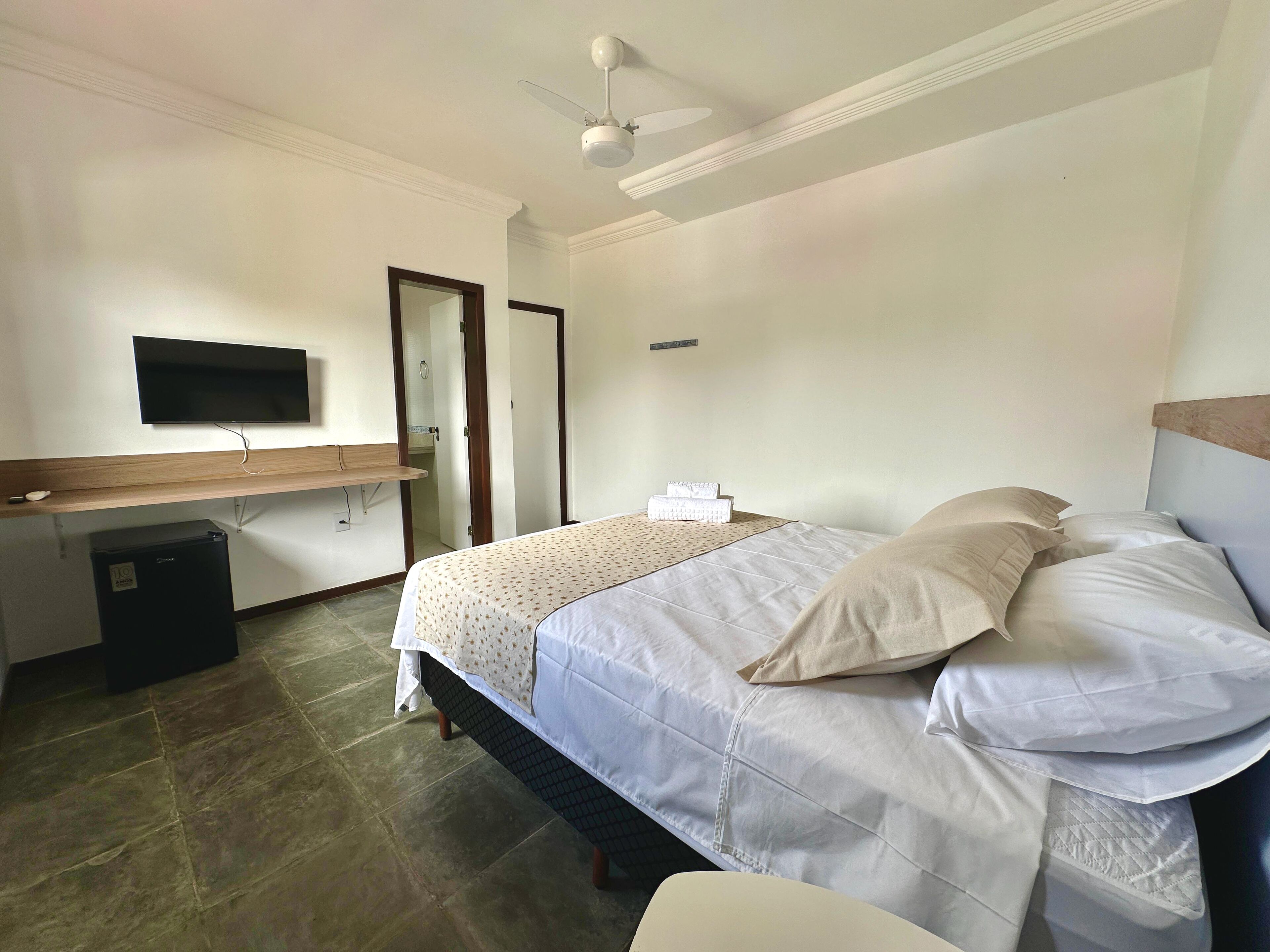 Habitación doble clásica, varias camas, vista a la ciudad | Minibar, espacio para trabajar con laptop y wifi gratis 