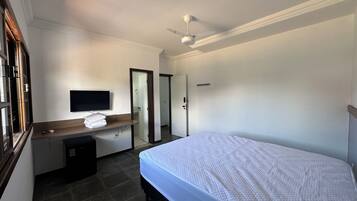 Quarto casal superior, vista para o jardim | Espaço de trabalho para notebook, Wi-Fi de cortesia