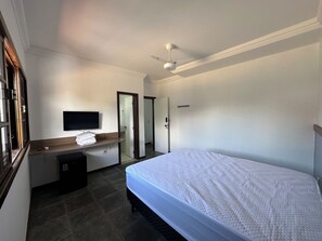 Habitación doble superior, vista al jardín | Espacio para trabajar con laptop y wifi gratis 