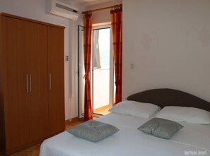 Internet, bed sheets - Apartments Juras - Studio Apartment with Balcony and Side Sea View (Tea) (Rogoznica)